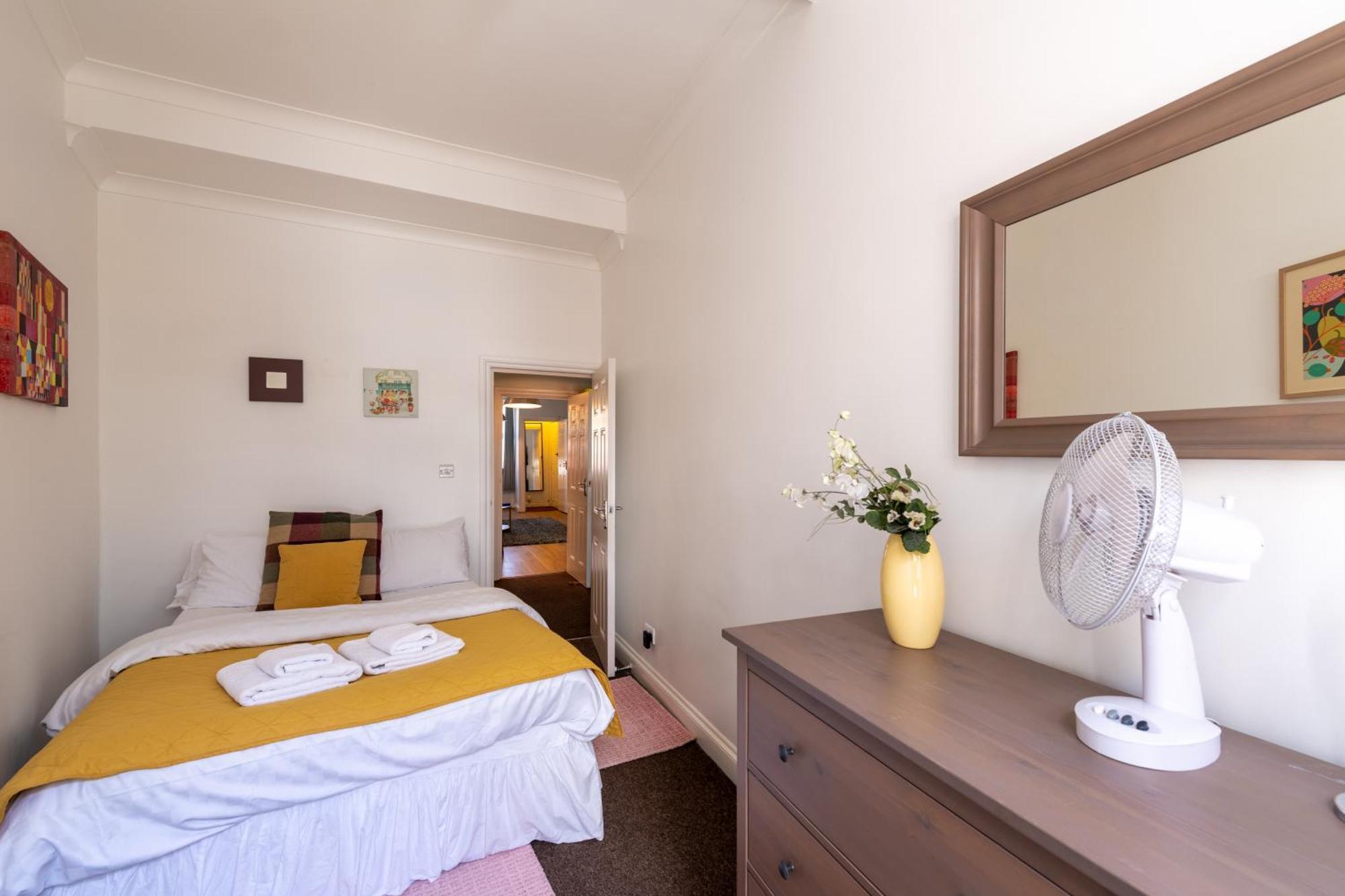 Spacious Comfy 2Br Flat Лондон Екстериор снимка