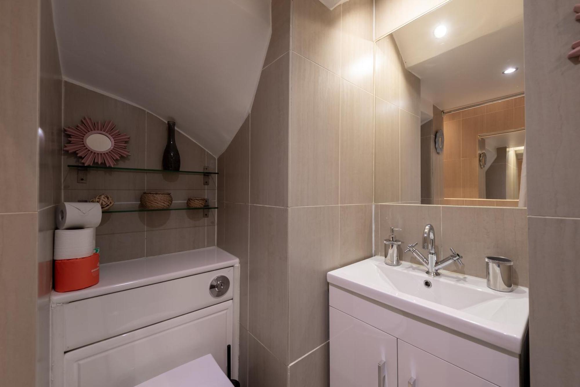 Spacious Comfy 2Br Flat Лондон Екстериор снимка